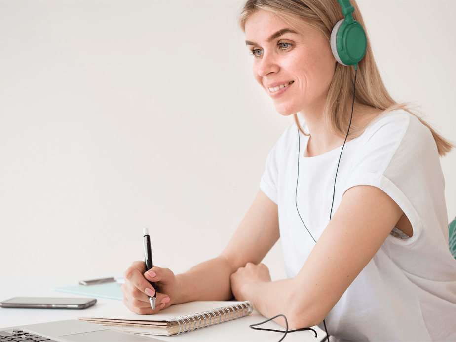 Professeur donnant une leçon à distance à un étudiant de coLanguage