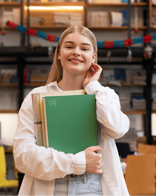 Enseignant regardant la caméra avec des matériels d'apprentissage de langue